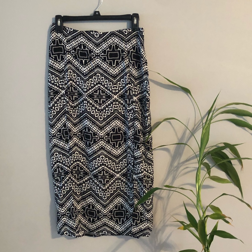 Express skirt with side slit